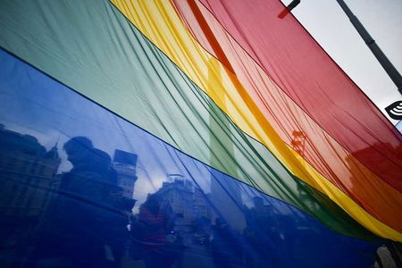 Milano, ragazzo aggredito con pugni e insulti perché gay e indossa una giacca rosa article-post