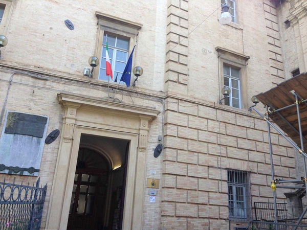 Fermo, tragedia sfiorata a scuola: il tetto crolla prima della campanella