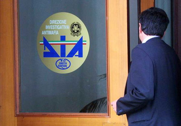 Napoli, arrestati due medici insospettabili che facevano affari per il clan della camorra