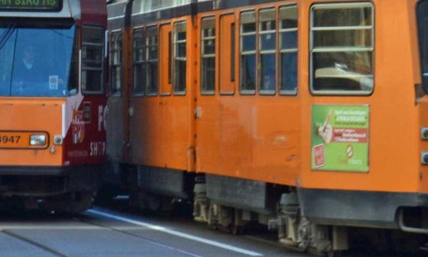 Just Eat, un fattorino perde una gamba dopo essersi scontrato con un tram