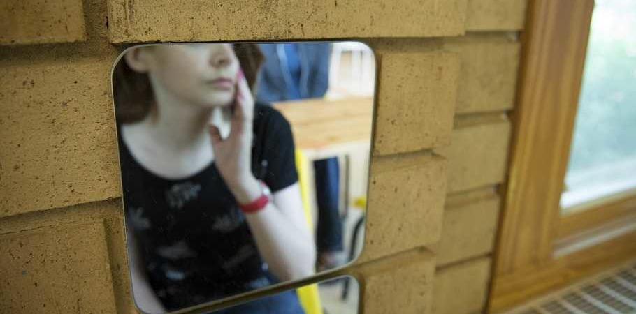 ragazza lesbica segregata