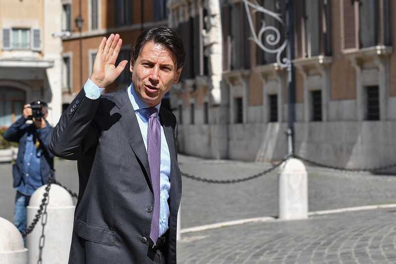 La bufala di Giuseppe Conte che non paga il circolo dei canottieri article-post