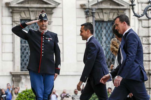 Governo M5S-Lega, il momento in cui Di Maio indica il nome di Giuseppe Conte | VIDEO