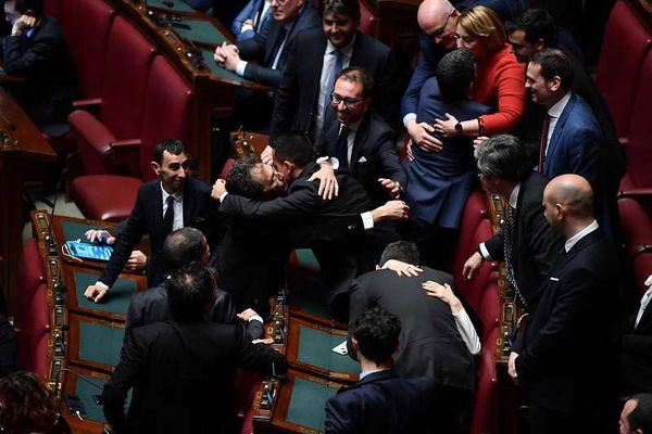 I deputati ‘responsabili’ di M5S e Forza Italia tentati dal governo neutro