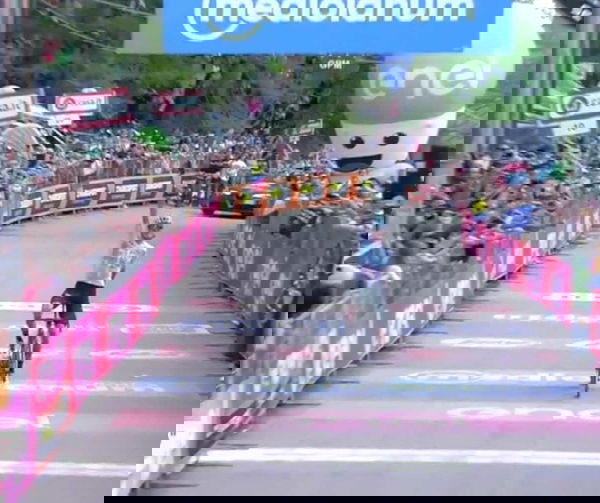 Impresa di Froome al Giro: non lo ferma neanche la moto caduta davanti a lui