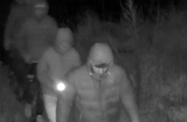 Rubano le telecamere dello stadio, il sindaco pubblica foto e video dei ladri su Facebook