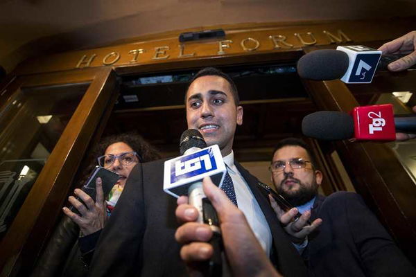 Di Maio paga per la trattativa con la Lega, criticato da un elettore M5S su tre