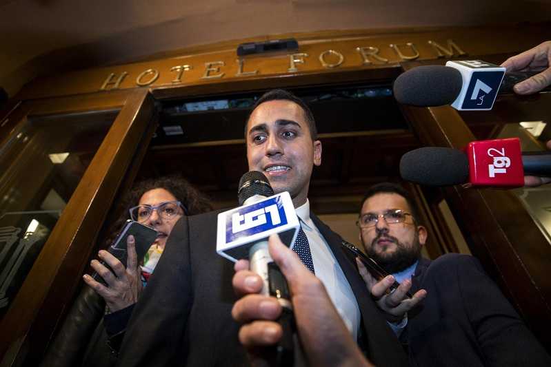 Di Maio paga per la trattativa con la Lega, criticato da un elettore M5S su tre article-post