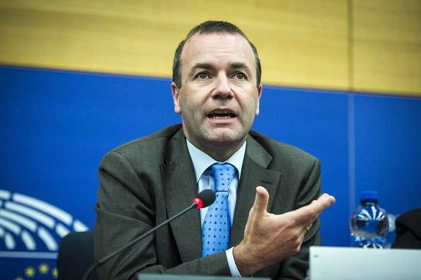 Il leader del Ppe contro M5S e Lega: «L’Italia è indebitata, state giocando con il fuoco»