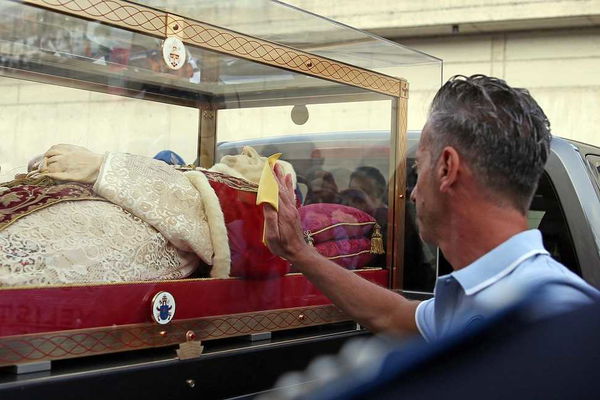 Massimo Bossetti e la visita alla salma del Papa Buono
