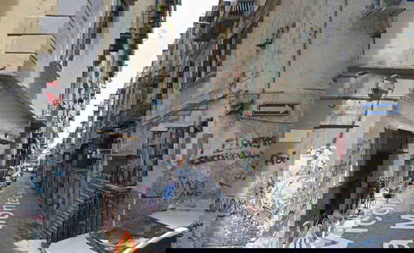 Napoli, sequestrano ambulanza per soccorrere l’amico ai Quartieri Spagnoli