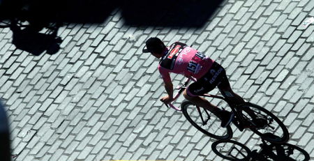 Un automobilista travolge un motociclista del servizio d’ordine del Giro d’Italia: è in gravi condizioni article-post