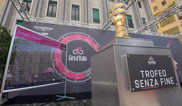 Al Giro d’Italia fioccano i cartelli per la liberazione della Palestina