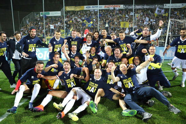 I messaggi WhatsApp dei giocatori del Parma agli avversari mettono a rischio la Serie A