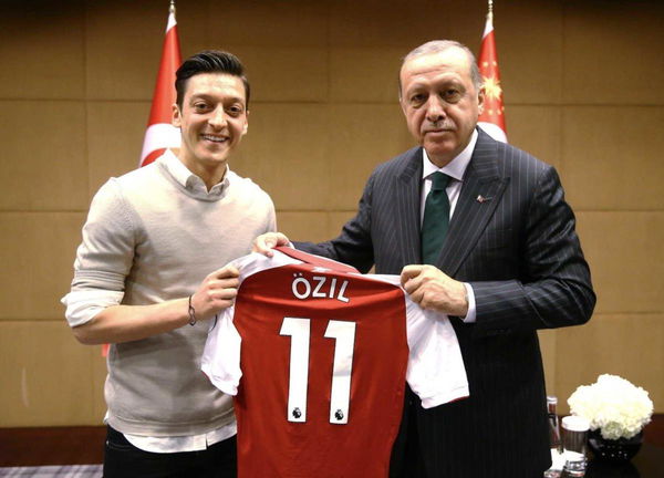 Scoppia la polemica per l’incontro a Londra tra Mesut Özil e İlkay Gündoğan con il presidente turco Erdogan