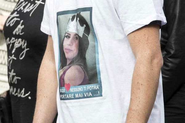 «Da qui nessuno potrà mai portarti via». L’ultimo saluto a Pamela Mastropietro