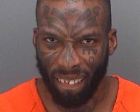 Un uomo semina il panico in un parco giochi e grida: «I bambini escono dalle donne»