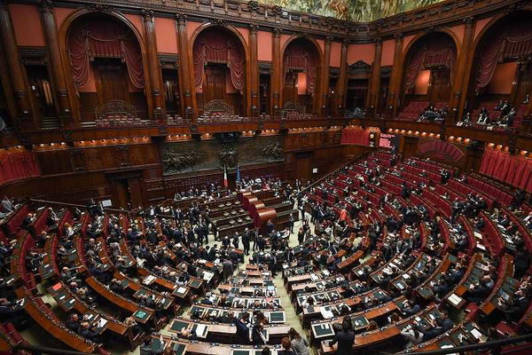 Più di 800 proposte di legge in Parlamento, manca il reddito di cittadinanza