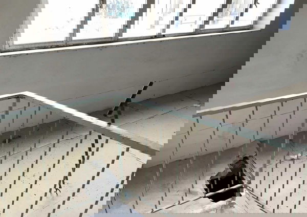 Professore apre una finestra e crolla il pavimento: un volo di 3 metri