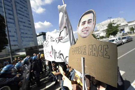 «Razzismo per nessuno»: la protesta al Pirellone durante l’incontro M5S-Lega | FOTO article-post