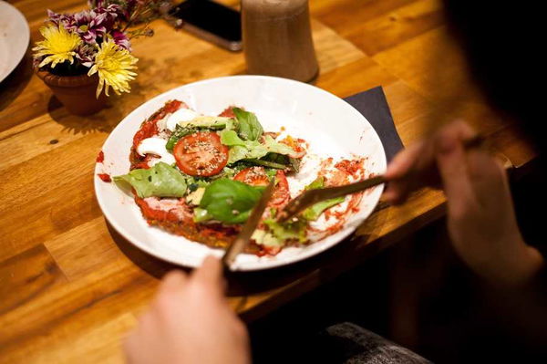 «Vegani di m…». Branco pesta e rapina due clienti in un ristorante a Milano