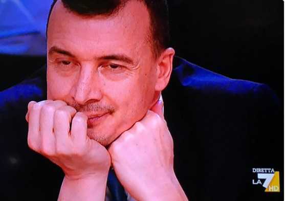 Rocco Casalino ha lo sguardo stravolto mentre guarda Luigi Di Maio a DiMartedì