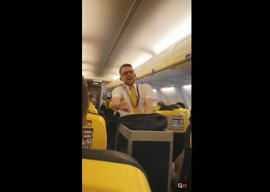 Paolo, lo steward Ryanair che fa impazzire la rete | VIDEO