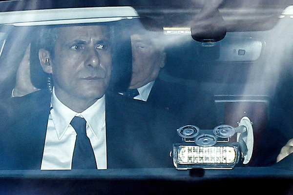 Berlusconi si è fatto male al naso per vedere Giuseppe Conte