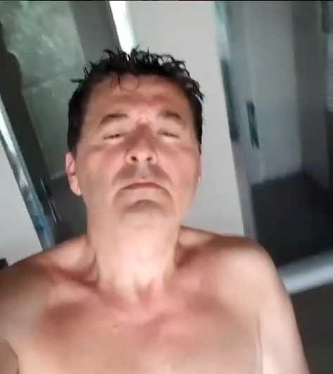 Teo Mammucari a petto nudo per Barbara D’Urso | VIDEO