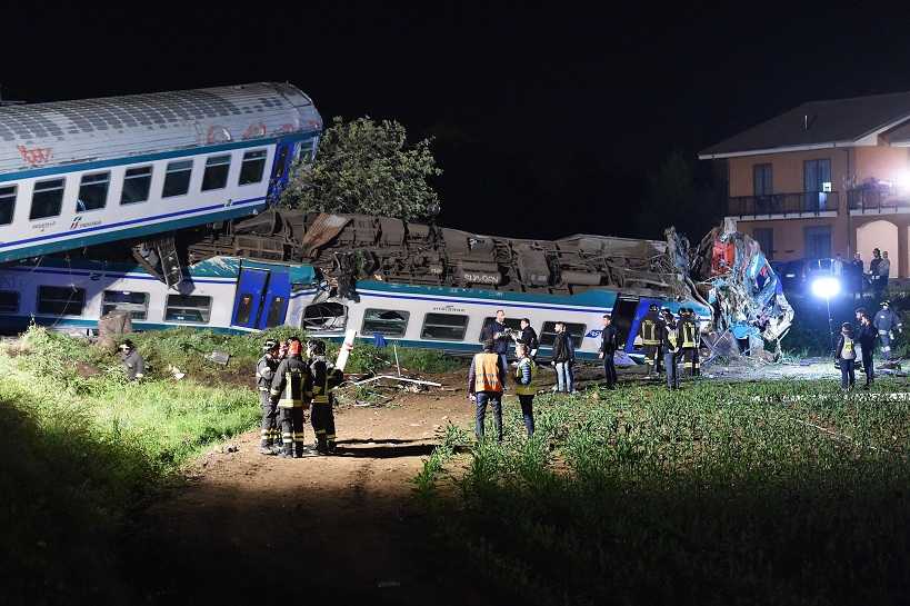 Incidente ferroviario sulla Torino-Ivrea, treno contro un tir: 2 morti. Indagato l’autista | FOTO article-post
