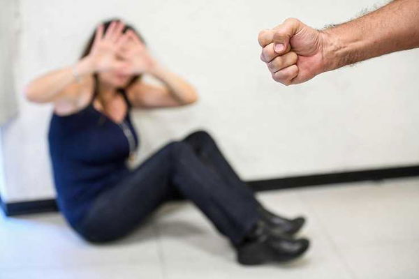 Bari, minaccia la sua ex e la sorella di cospargerle con l’acido e ne abusa sessualmente