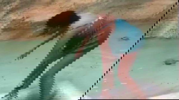 La concorrente del GF15 Aida Nizar fa il bagno nella Fontana di Trevi e viene multata: «Ma io lavoro per la tv» | VIDEO