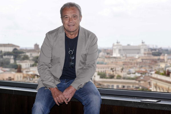 Beppe Grillo dice che Claudio Amendola «campa con il gioco d’azzardo»