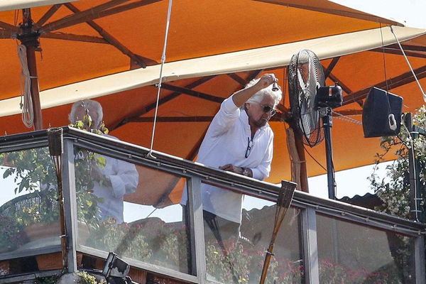 Beppe Grillo si candida a Presidente della Repubblica «per dare due schiaffi a Di Maio»