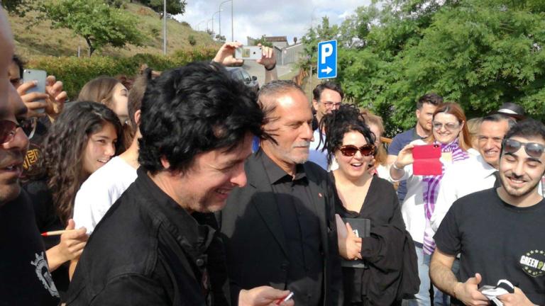 Viggiano, Billie Joe Armstrong dei Green Day torna nel paese dei suoi nonni e canta con la sua gente | VIDEO