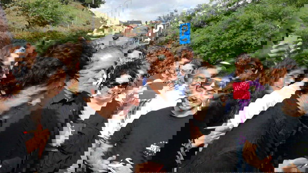 Viggiano, Billie Joe Armstrong dei Green Day torna nel paese dei suoi nonni e canta con la sua gente | VIDEO