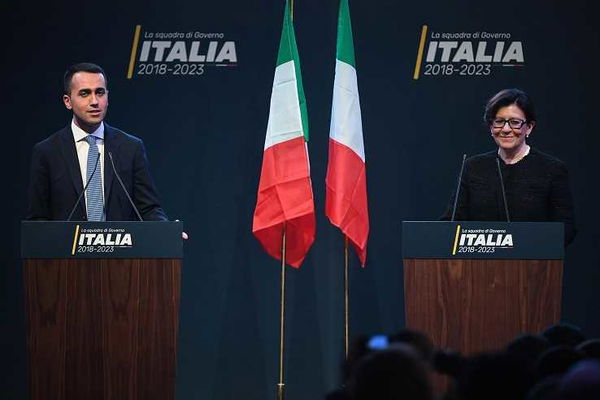 Elisabetta Trenta non chiarisce un appalto controverso con i contractor