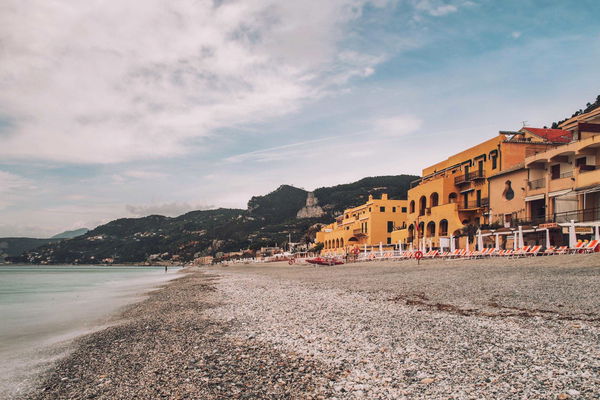 Un giorno in spiaggia a Finale Ligure può essere più costoso delle Hawaii