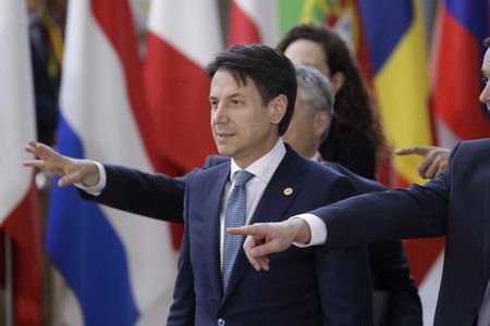 Il «professore di legge» Conte rimproverato per la sua presunzione dal presidente fabbro e dal premier pompiere article-post