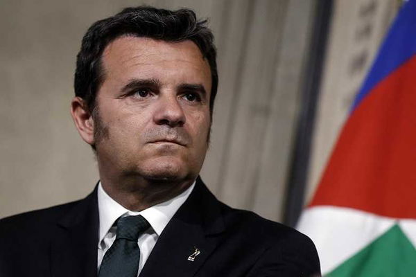 Il M5S aveva attaccato il neo ministro Centinaio per la mail “terronsgohome”