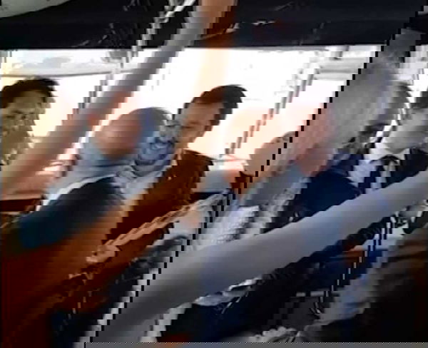 Matteo Salvini all’improvviso nella Casa di Carta: gli cantano Bella Ciao nel pullman | VIDEO