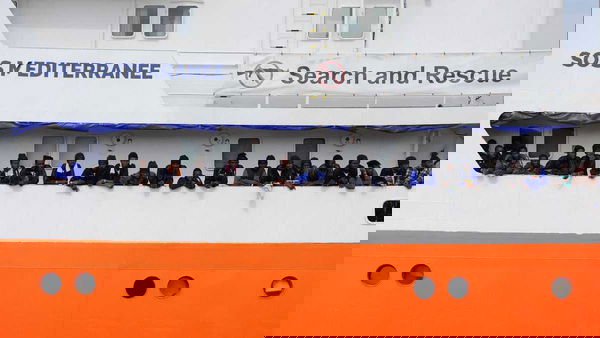 Pedro Sanchez salva i migranti: «Spagna pronta ad accogliere i migranti sulla Aquarius»