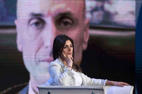 Virginia Raggi come la Boschi: «Si accaniscono perché sono donna»