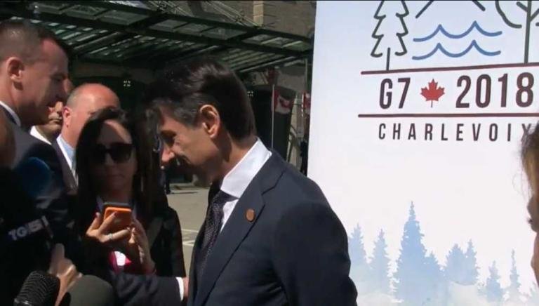 La padronanza con cui Rocco Casalino trascina via Giuseppe Conte dal punto stampa al G7 | VIDEO
