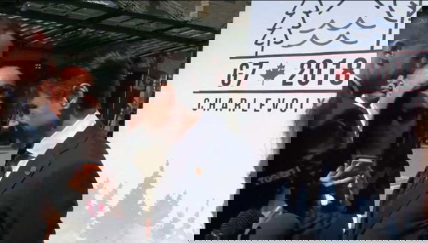 La padronanza con cui Rocco Casalino trascina via Giuseppe Conte dal punto stampa al G7 | VIDEO