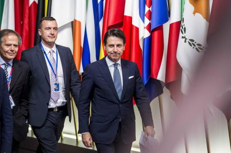 Consiglio Europeo: «Rocco Casalino ha risposto ai giornalisti su WhatsApp con il dito medio» article-post