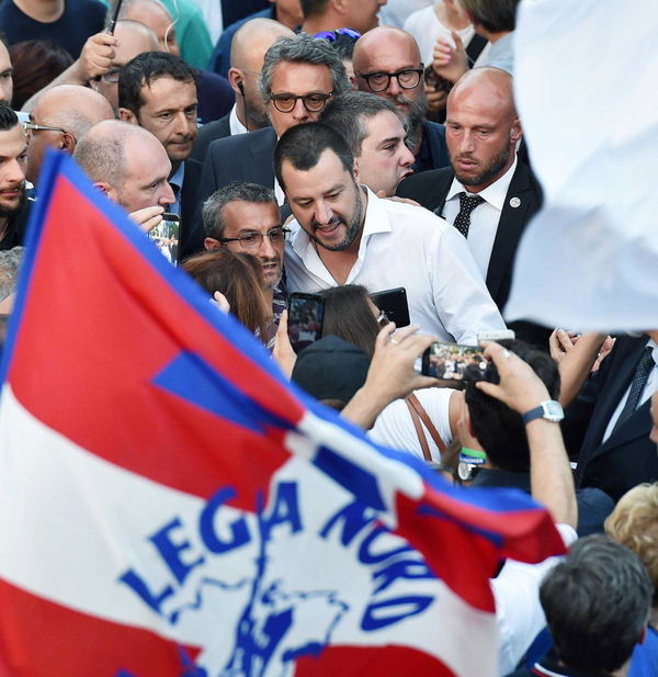 Salvini continua la caccia alle Ong: «Altre due navi al largo della Libia, si cerchino porti non italiani»