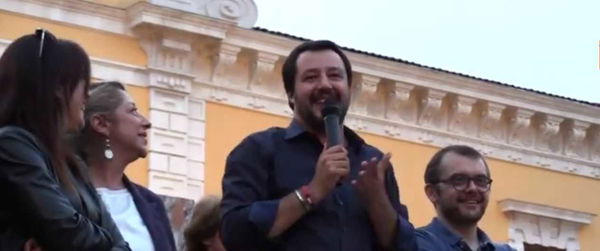 «Qualche femminista starebbe meglio col burqa», Matteo Salvini torna a far discutere | VIDEO