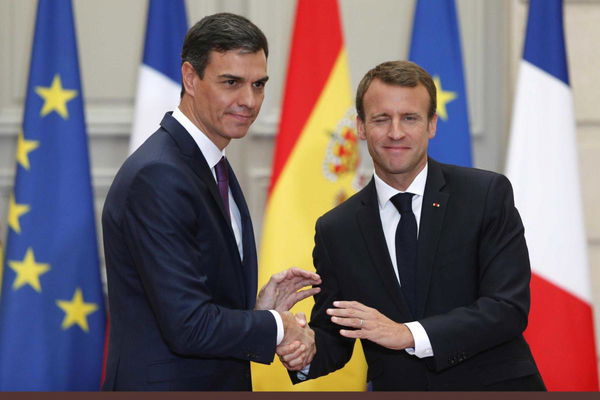 Perché Sanchez si schiera con Macron e ha detto stanotte che l’Italia è egoista