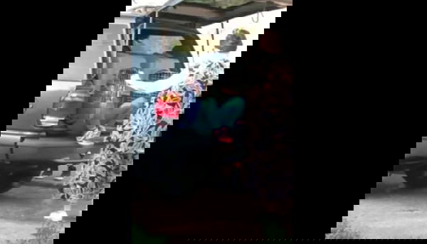 Donna arrestata per aver portato in giro le sue nipoti all’interno di gabbie per cani